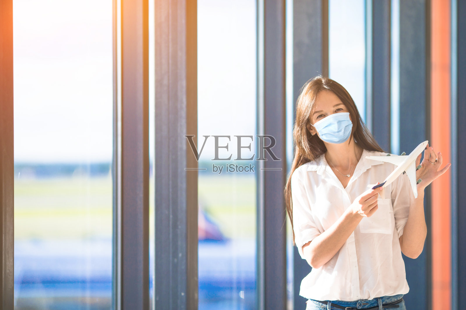 在国际机场拿行李的年轻女游客照片摄影图片