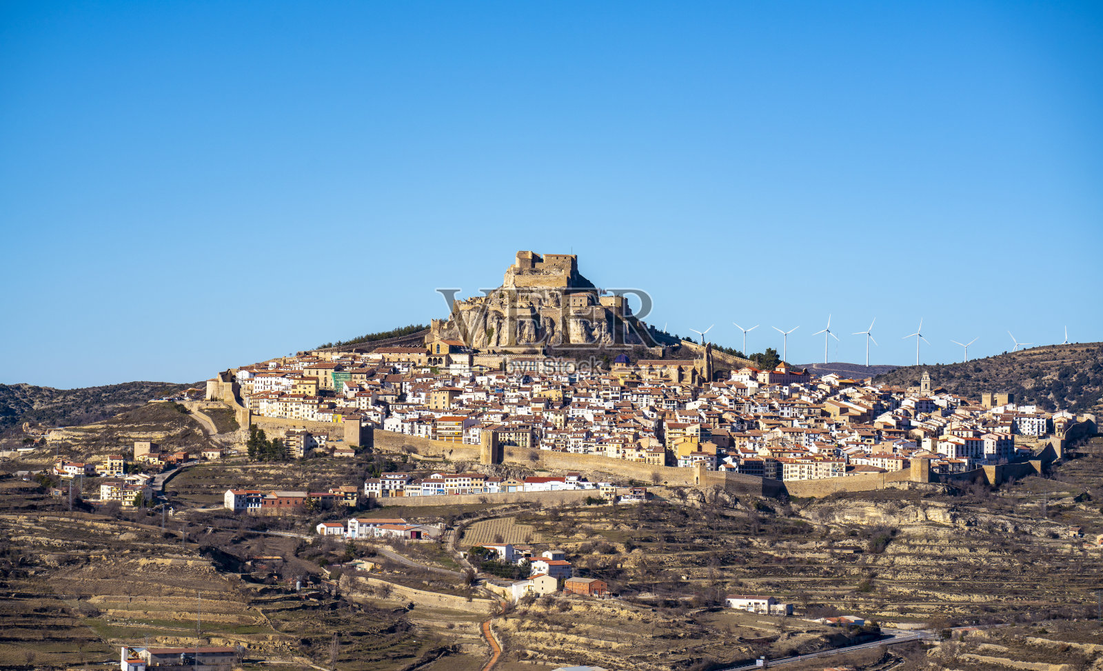 西班牙城堡Maestrazgo Morella村的天际线照片摄影图片