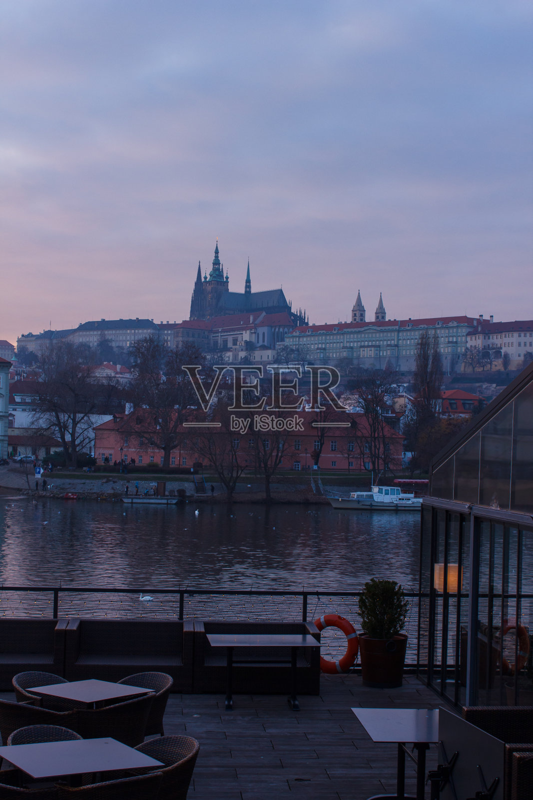 布拉格伏尔塔瓦河的夜景。旅行的照片。夜晚的城市。Ð捷克共和国首都。古建筑倒映在江中。黄昏中的古老欧洲小镇。晚上的游船。照片摄影图片