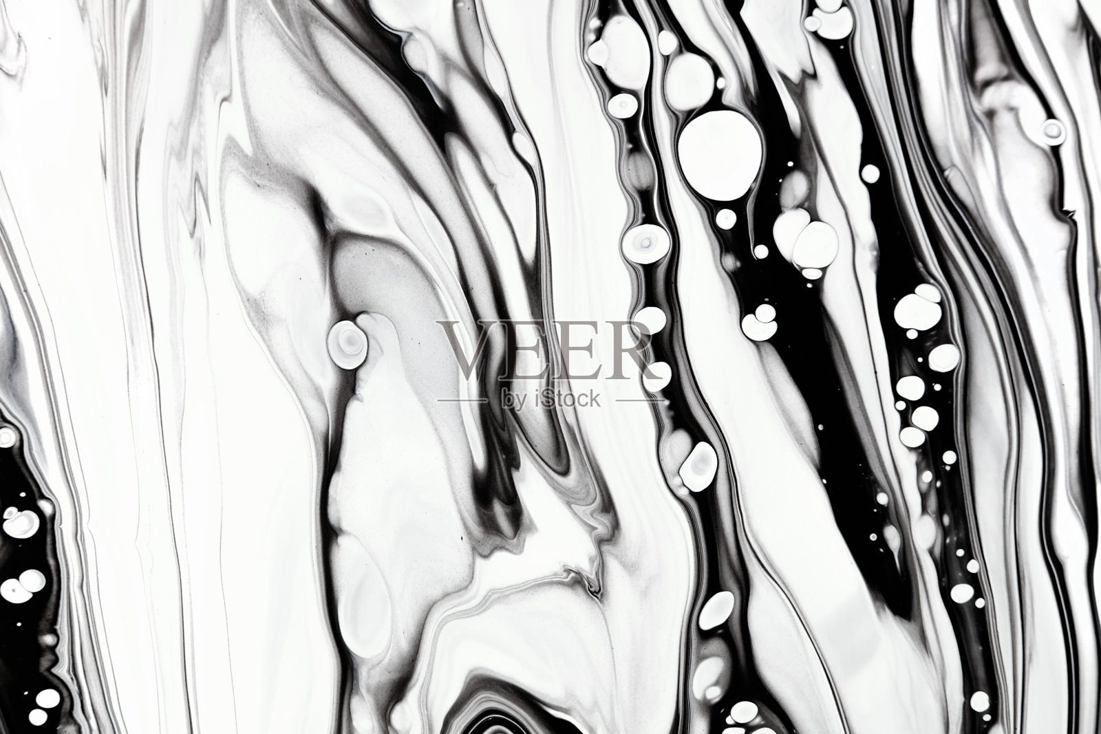 单色大理石花纹光栅背景。泄漏液体，酒精油墨极简表面插图。黑白抽象流体艺术。油漆流动单色当代简单的背景照片摄影图片