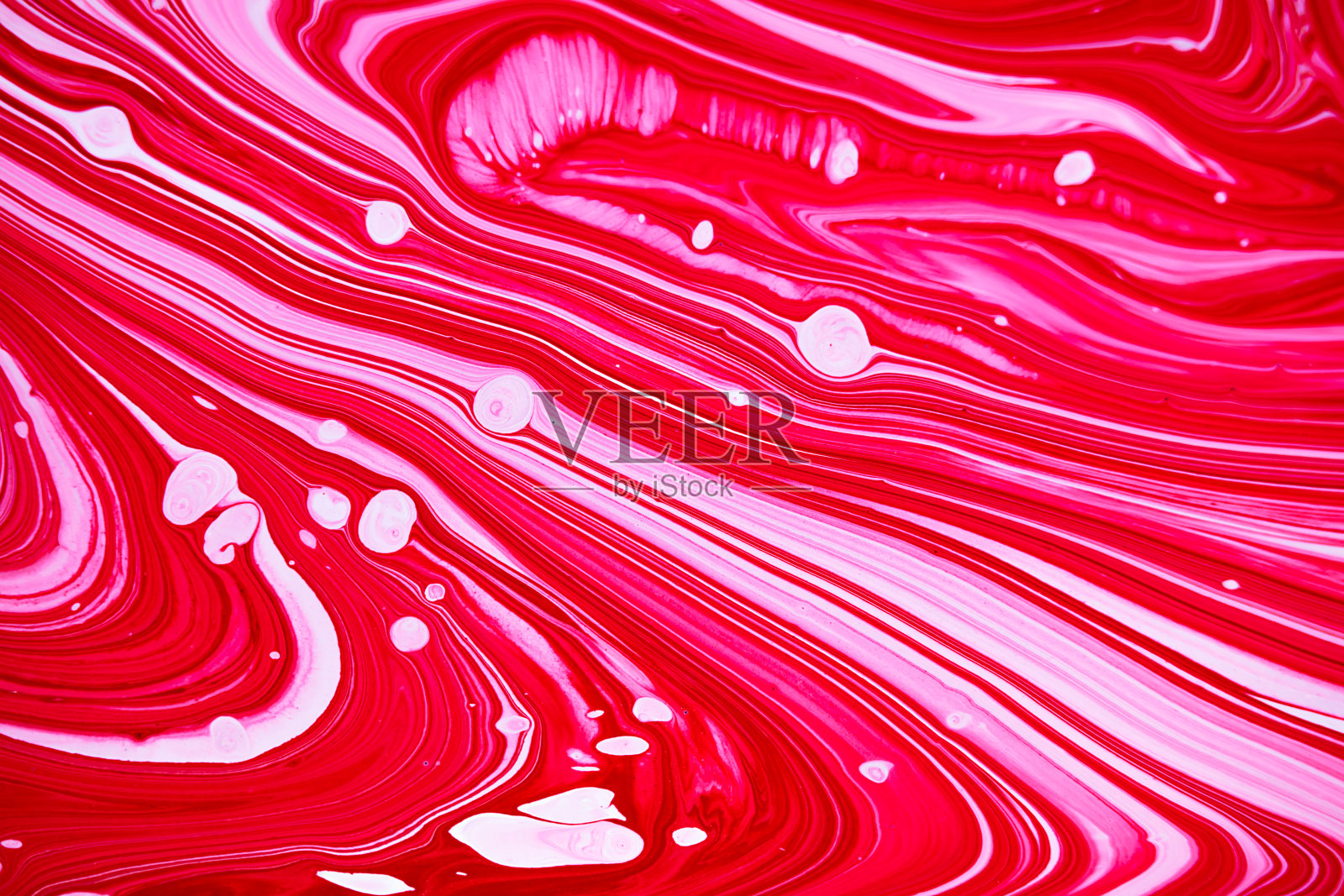 明亮的品红色、粉红色和白色大理石花纹光栅背景。彩色液体条纹极简时尚的油漆纹理。玫瑰红色抽象流体艺术。丙烯酸和油流动的现代创意背景。照片摄影图片