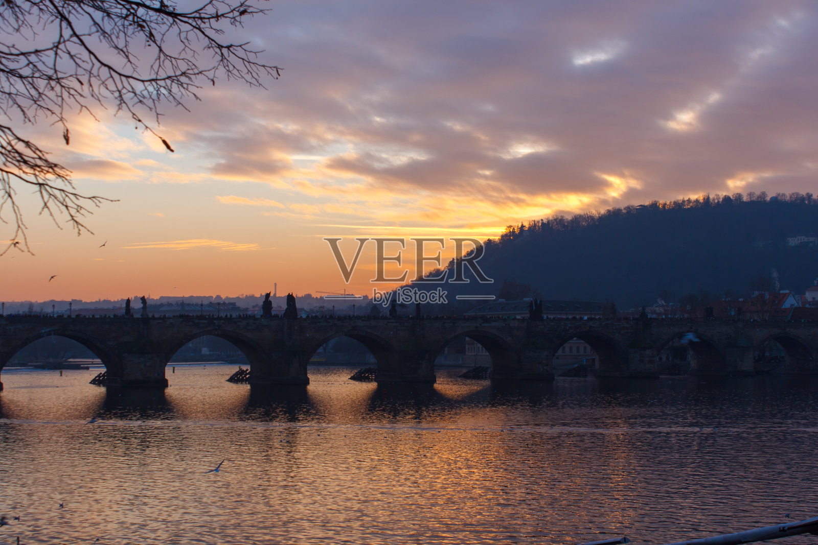 布拉格伏尔塔瓦河的夜景。旅行的照片。夜晚的城市。Ð捷克共和国首都。古建筑倒映在江中。黄昏中的古老欧洲小镇。晚上的游船。照片摄影图片
