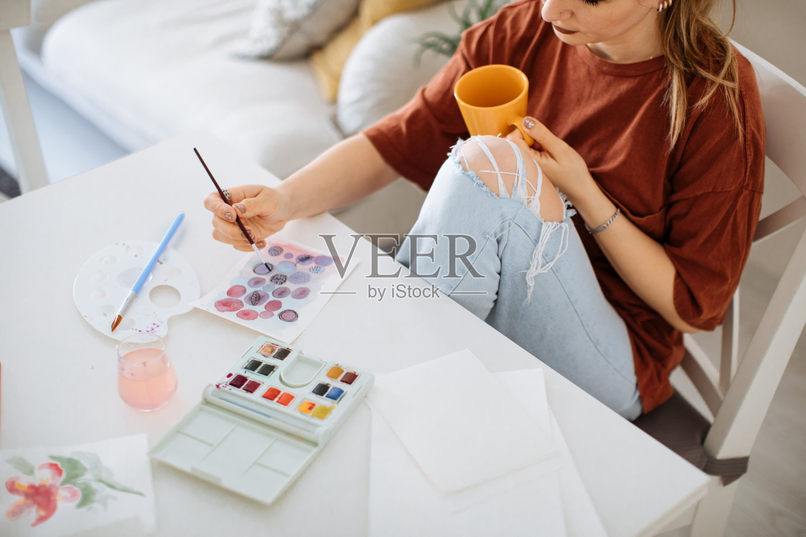 爱好休闲女艺术家绘画工作坊照片摄影图片