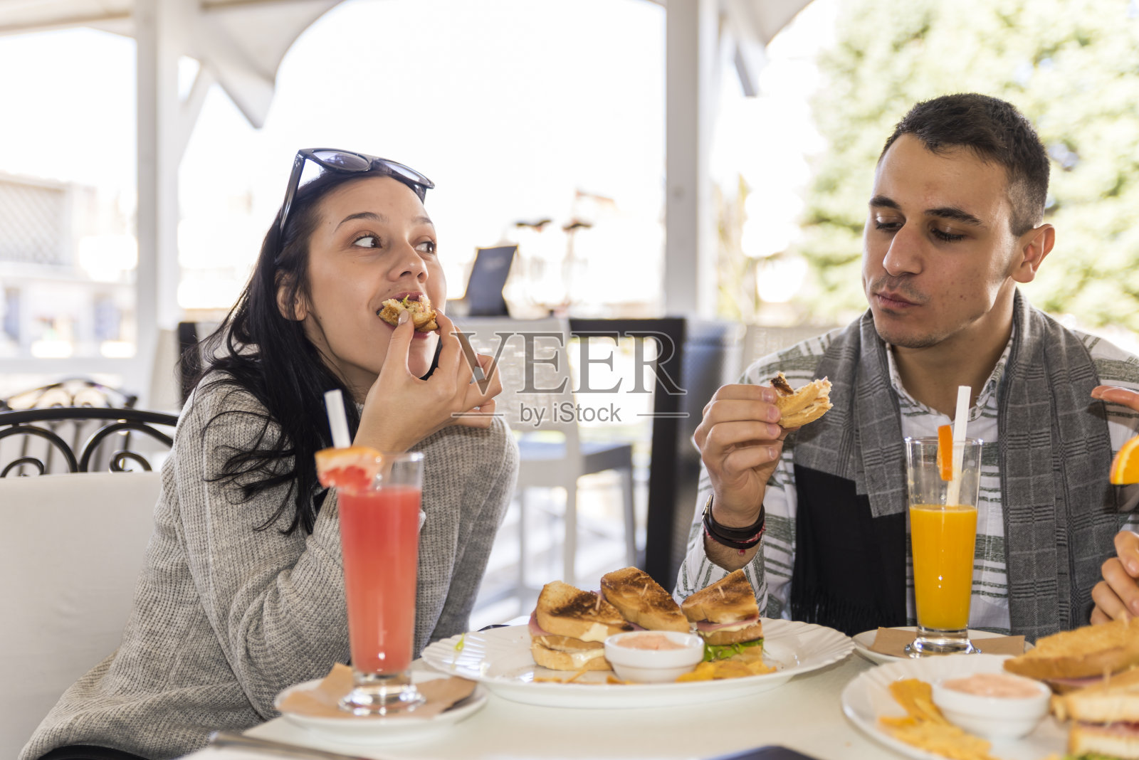朋友们在餐厅玩得很开心。照片摄影图片