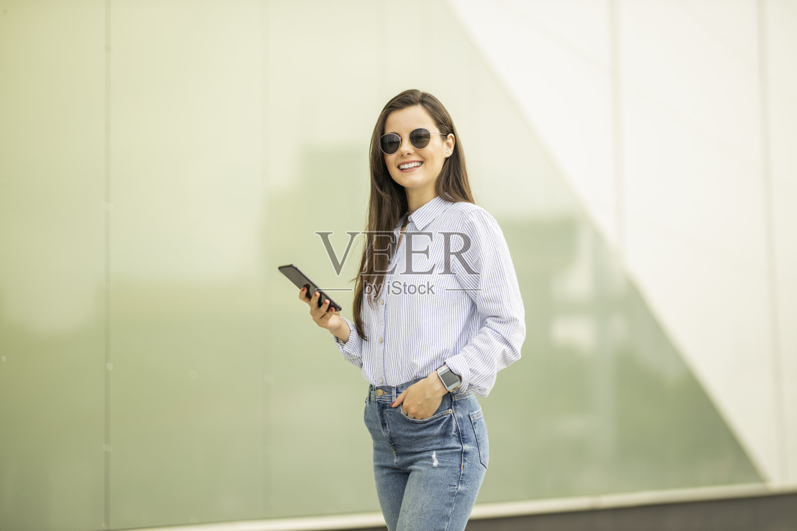 女性使用智能手机照片摄影图片