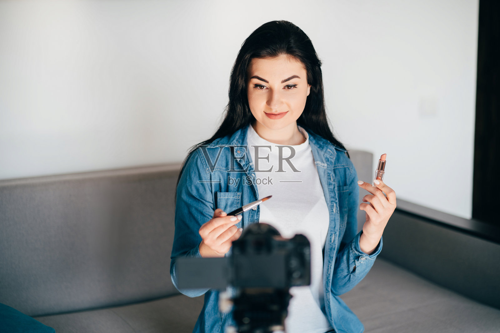 年轻女子美容博客录制新视频照片摄影图片