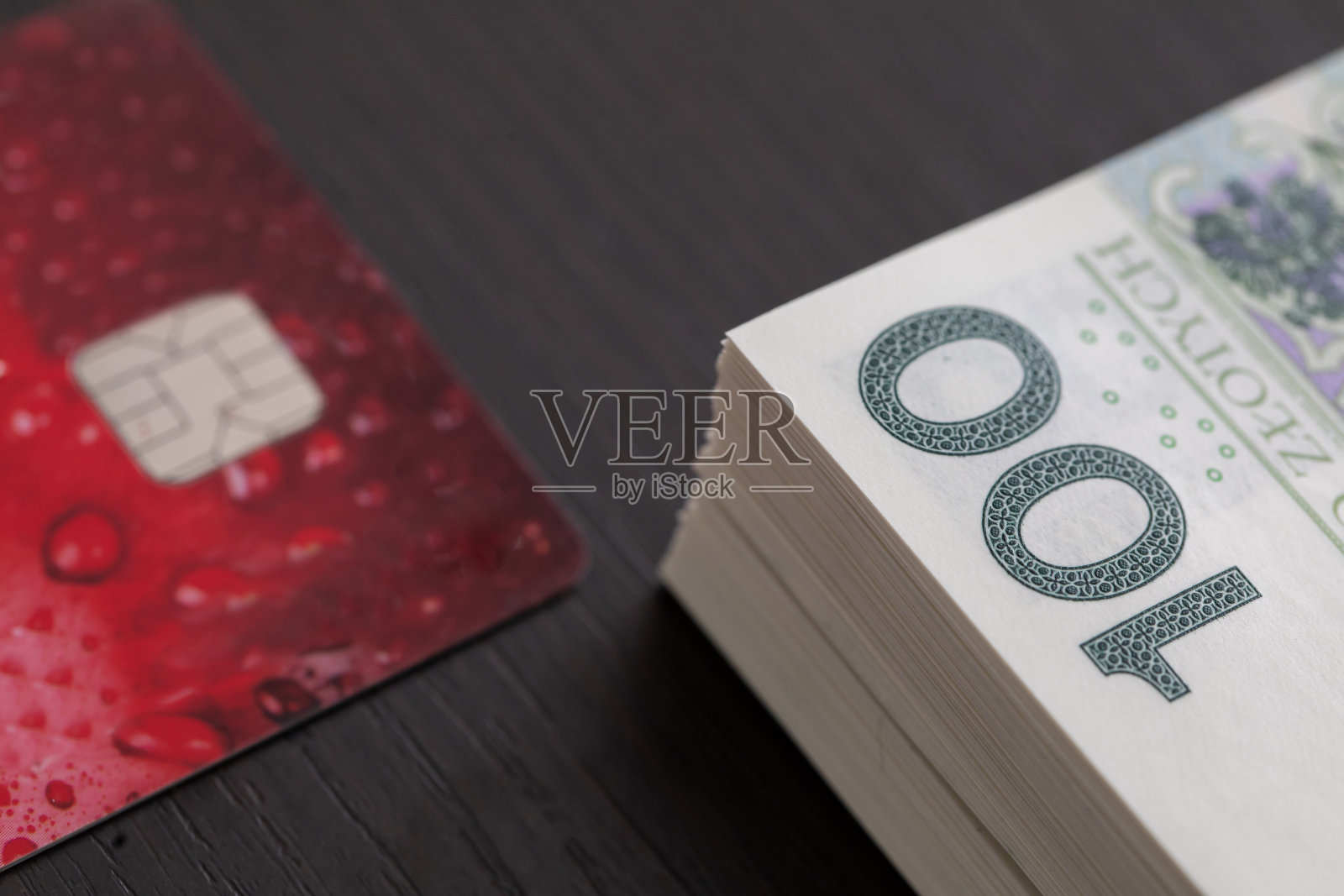 支付卡正慢慢地将现金挤出支付市场。照片摄影图片