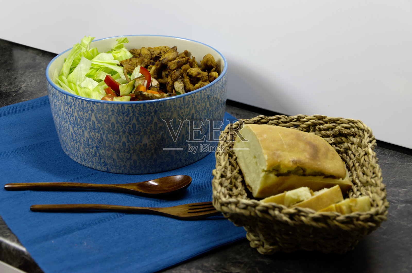 沙拉配豆制品和自制白面包照片摄影图片