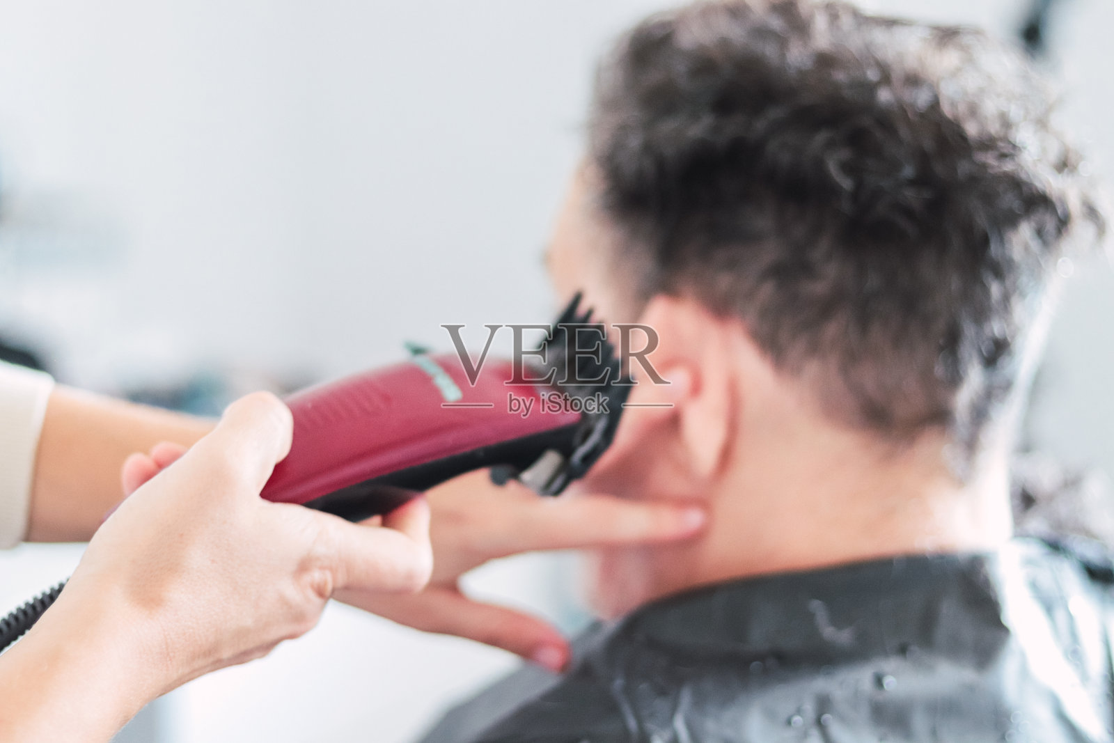 剪头发的男人在美容的地方照片摄影图片