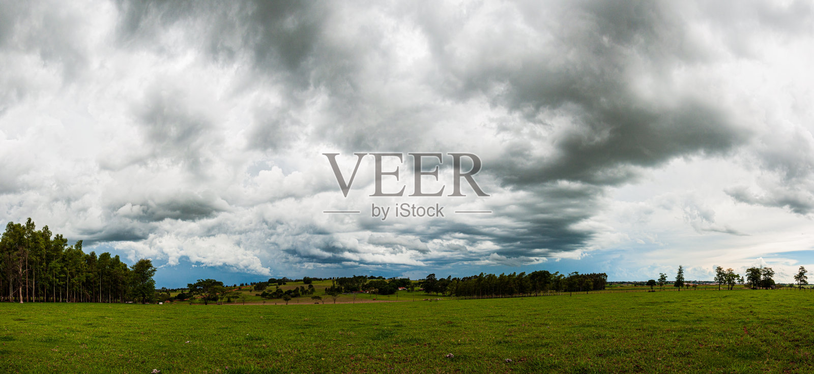 美丽的乡村自然风光景观具有多云的天空和五颜六色的风暴元素照片摄影图片