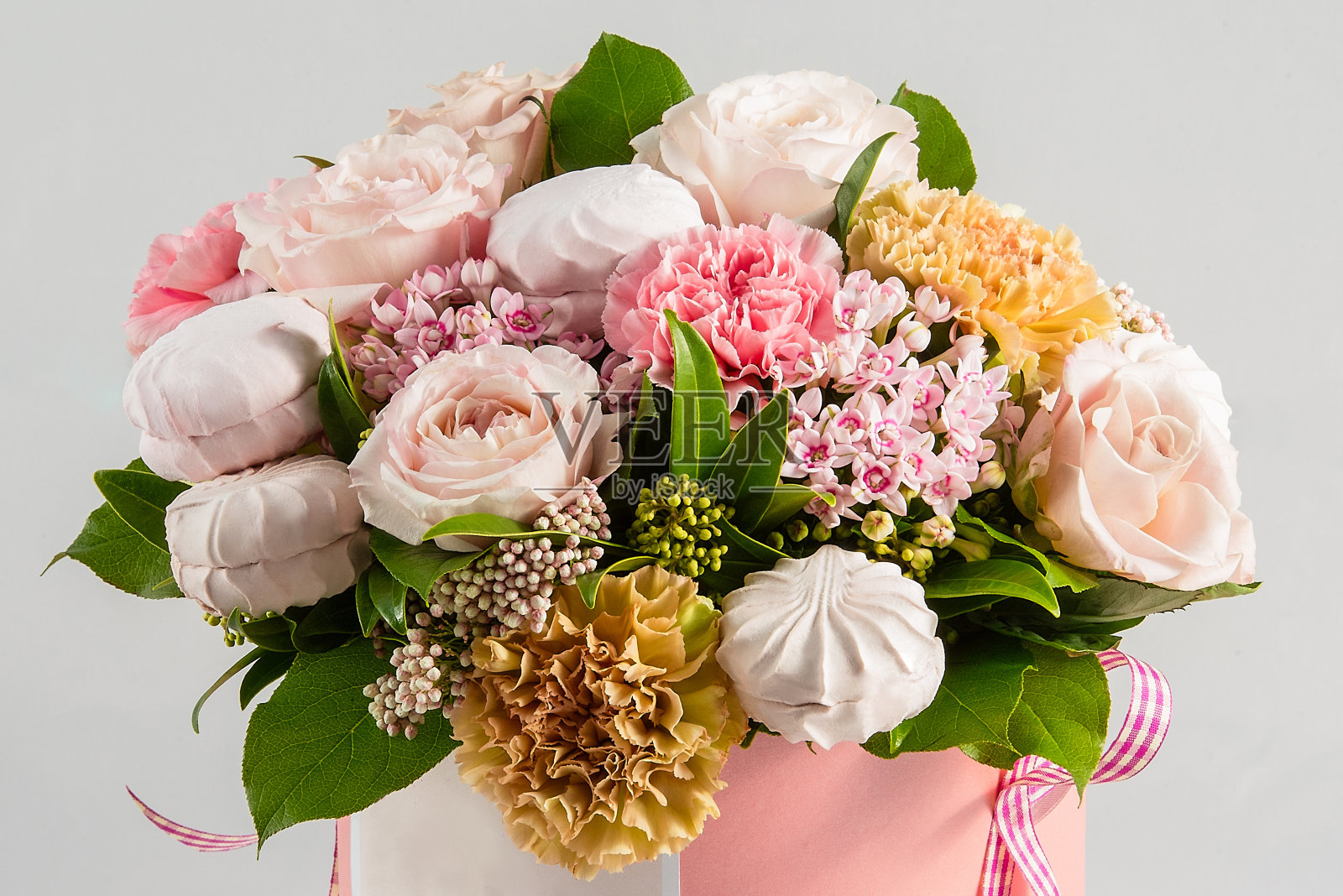 一束鲜花和糖果放在礼品盒里，俯视图照片摄影图片