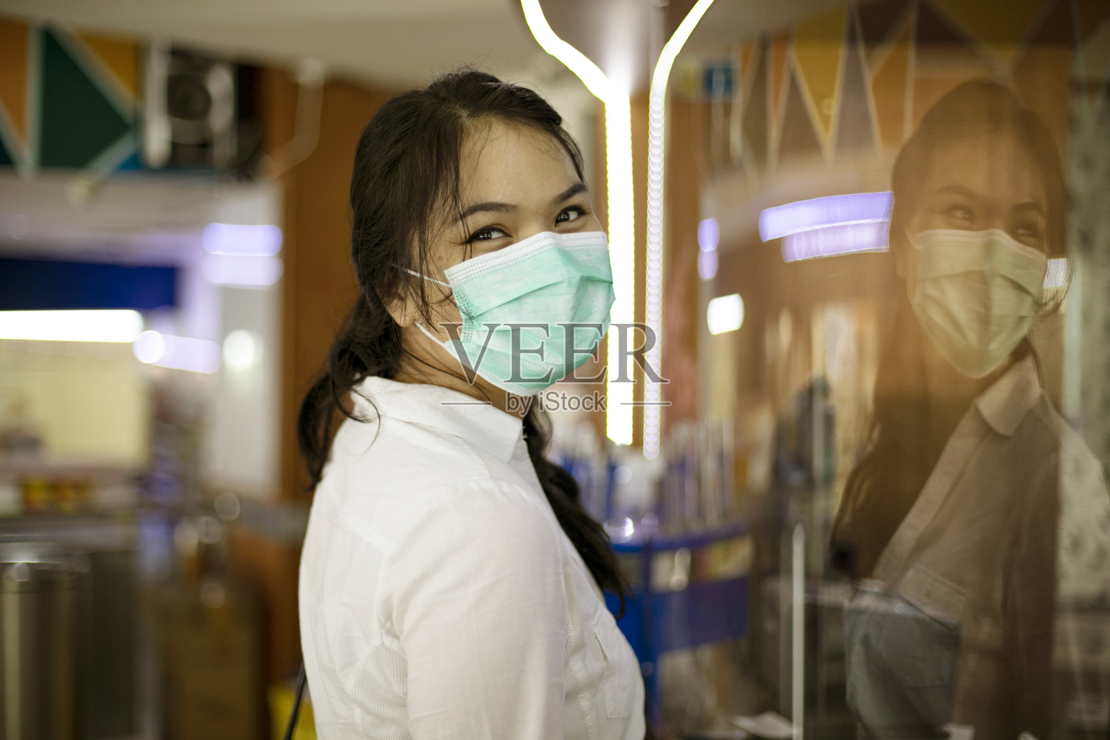 亚洲成年人在日常活动中戴口罩的肖像照片摄影图片