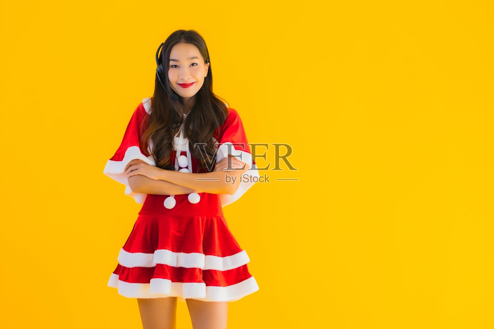 肖像美丽的年轻亚洲妇女穿圣诞服装和帽子与耳机照片摄影图片