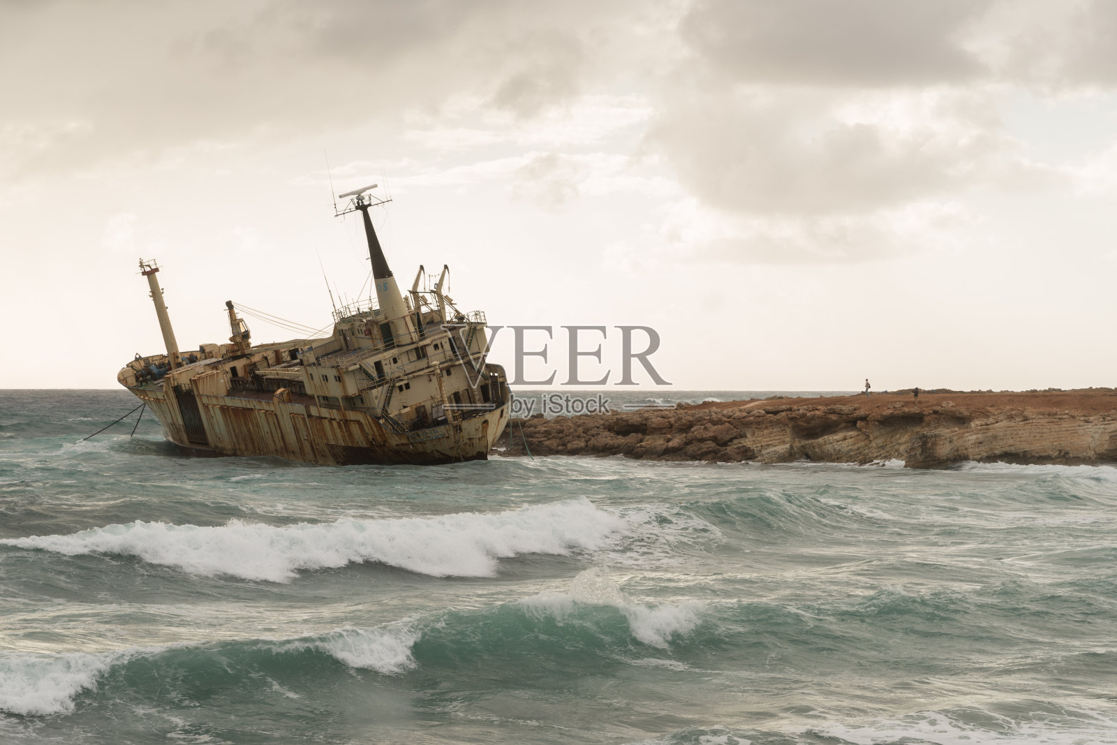 日落时分，塞浦路斯帕福斯附近被遗弃的海难埃德罗照片摄影图片