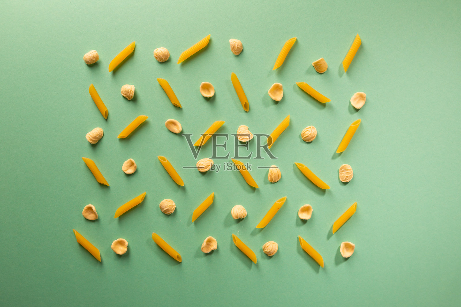 意大利面图案上的彩色薄荷背景。重复的概念。照片摄影图片