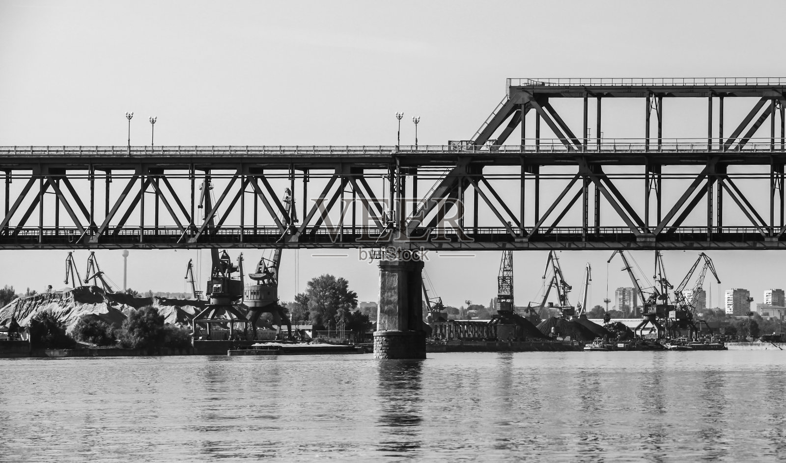 多瑙桥，黑白照片。钢桁架桥照片摄影图片