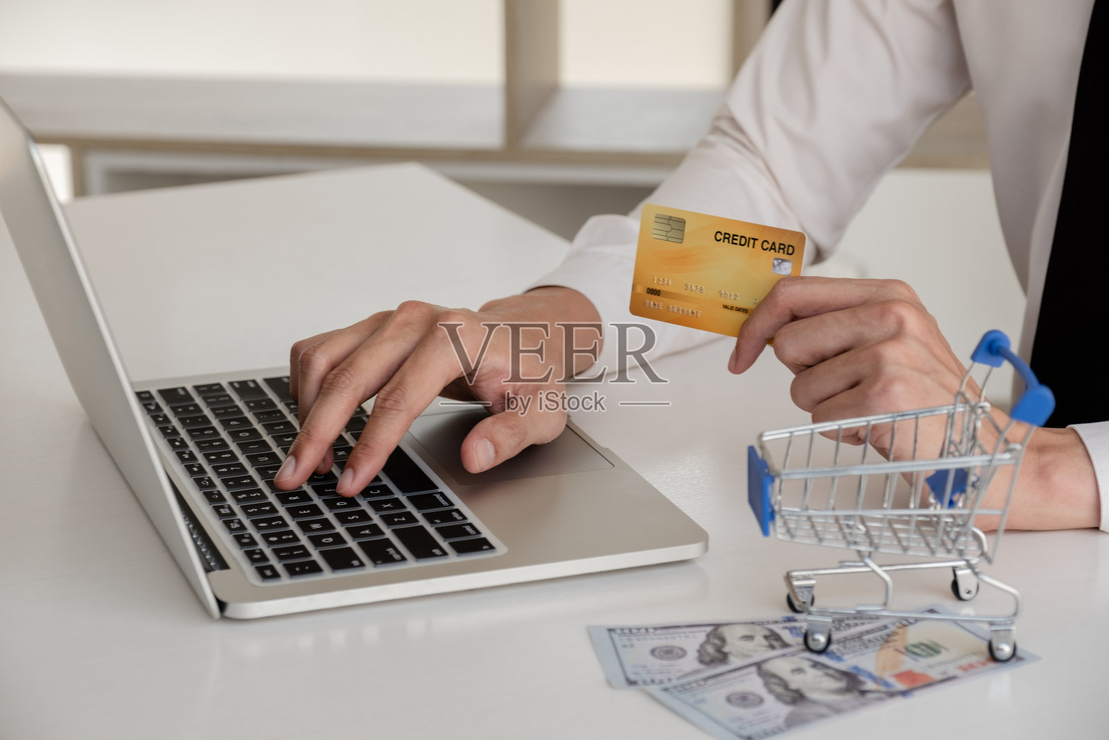 商人们使用信用卡和笔记本电脑进行网上购物和在网上支付照片摄影图片