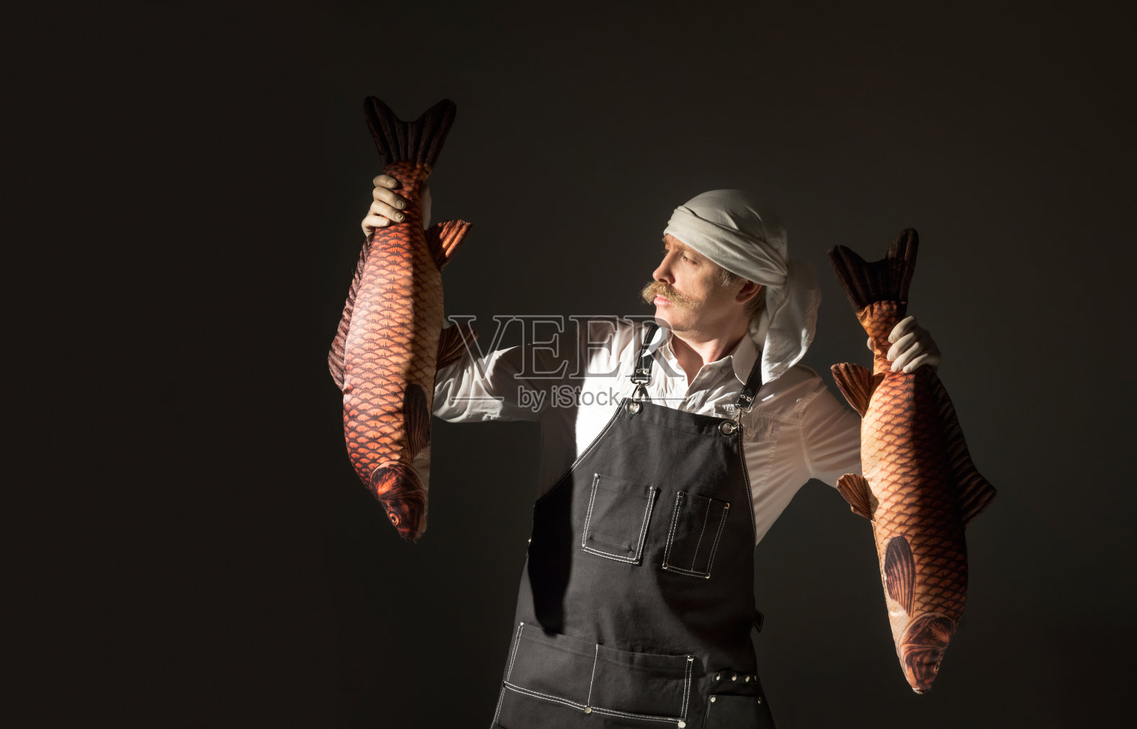 厨师烹制鲑鱼照片摄影图片