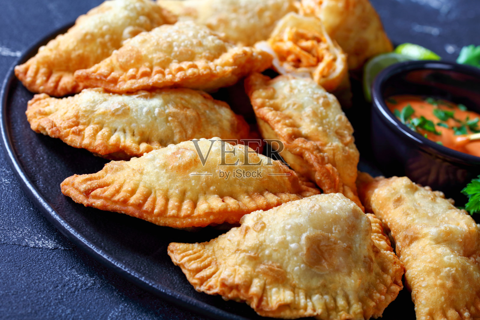 美味的油炸水牛鸡肉馅卷饼照片摄影图片