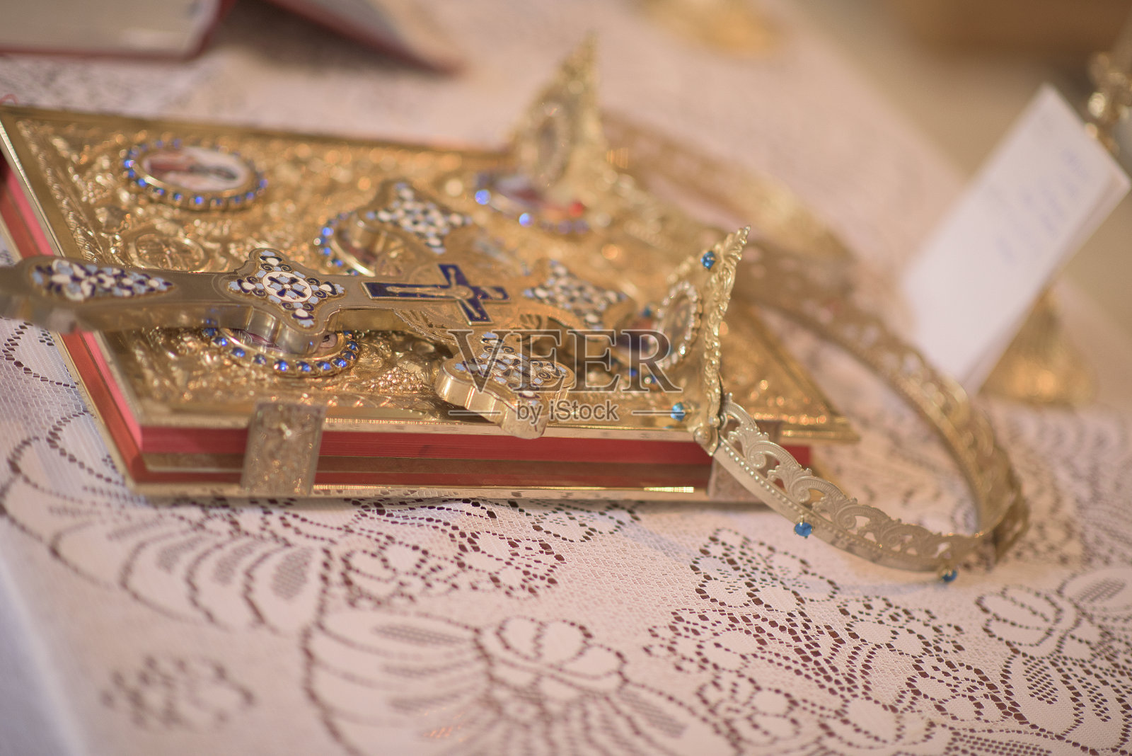 婚礼时美丽的十字架在罗马尼亚教堂里照片摄影图片