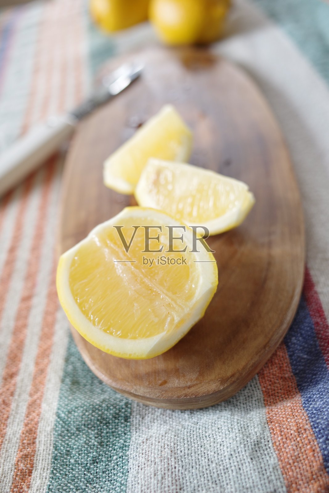 餐桌上五颜六色的食物照片摄影图片