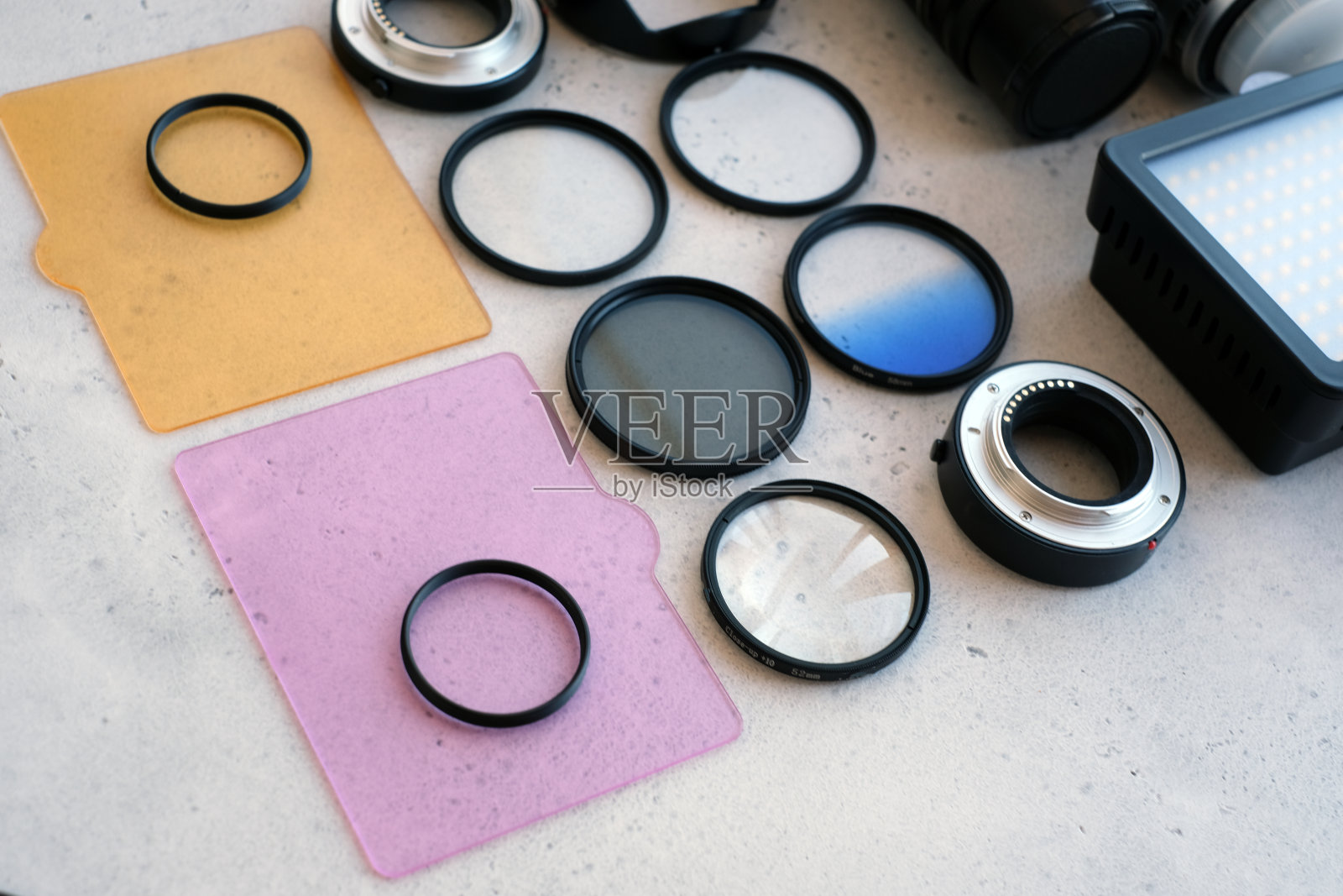 平铺构图，配有专业摄影师专用设备照片摄影图片