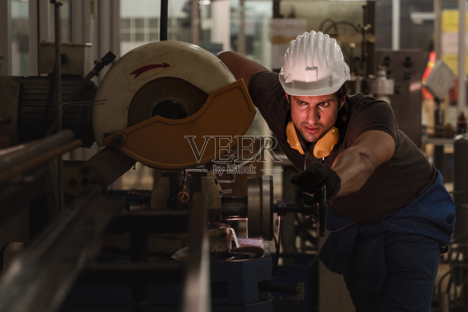 工业和金属工厂工人，结合在车间操作切割机切割金属管道，工业和工厂工人背景照片摄影图片