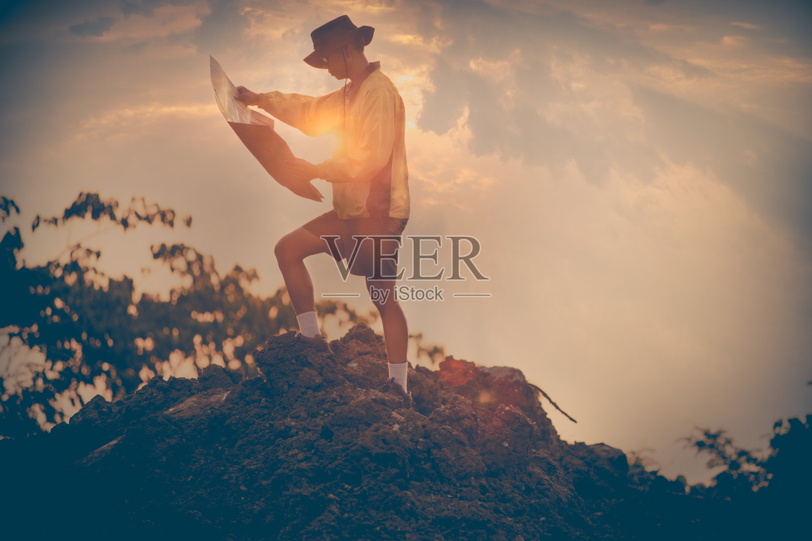 在户外拿着地图的男人照片摄影图片