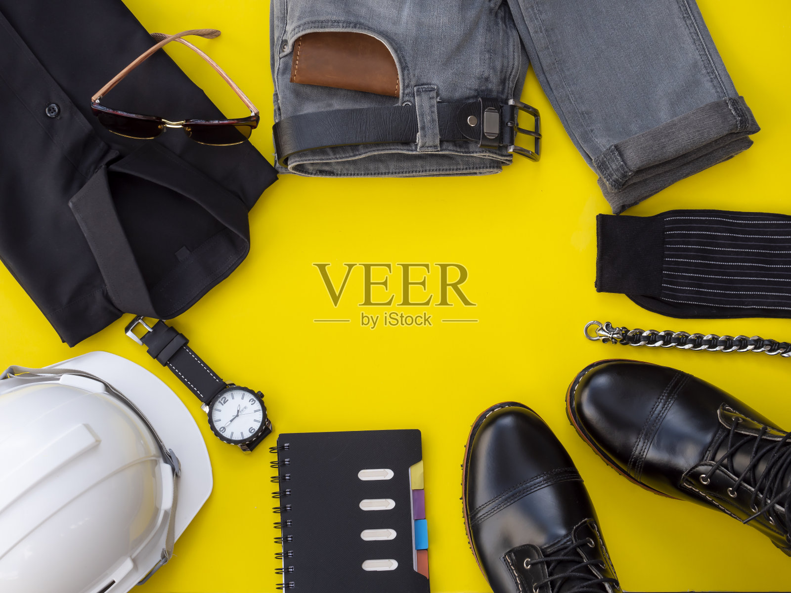 男装时装套装和配饰孤立在黄色背景上。设计服装概念，俯视图照片摄影图片