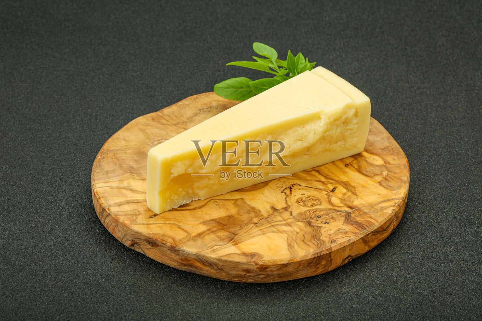 帕尔玛干酪配罗勒照片摄影图片