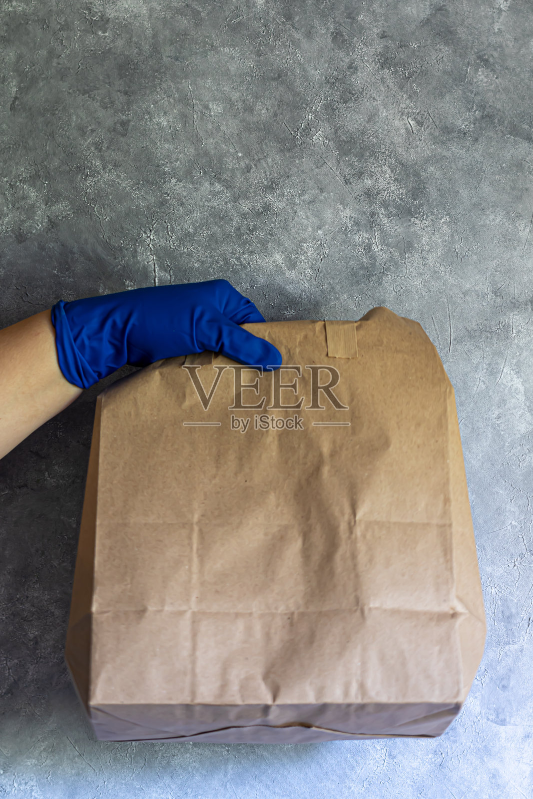 送货上门的食物。检疫、节日餐桌一套，一次性餐具一袋。在一个灰色的背景。照片摄影图片