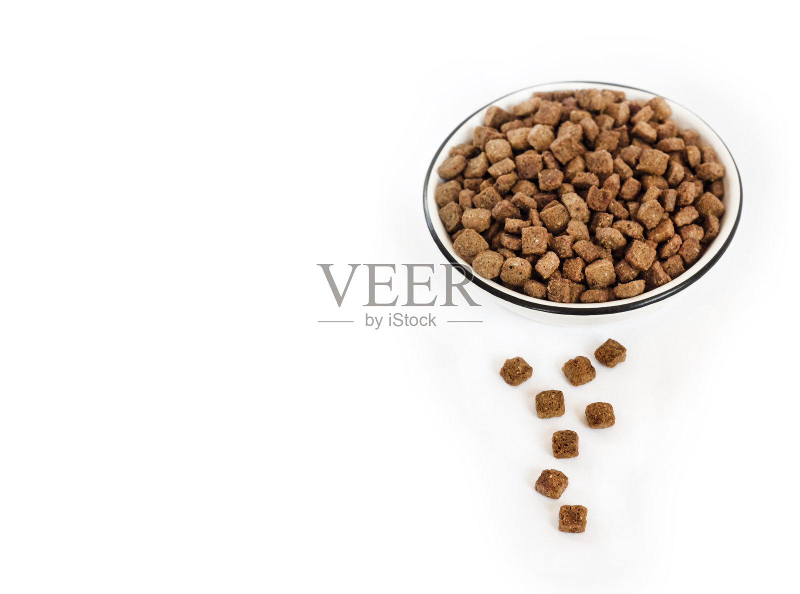 干燥的宠物食品在一个白色陶瓷碗孤立在白色背景照片摄影图片