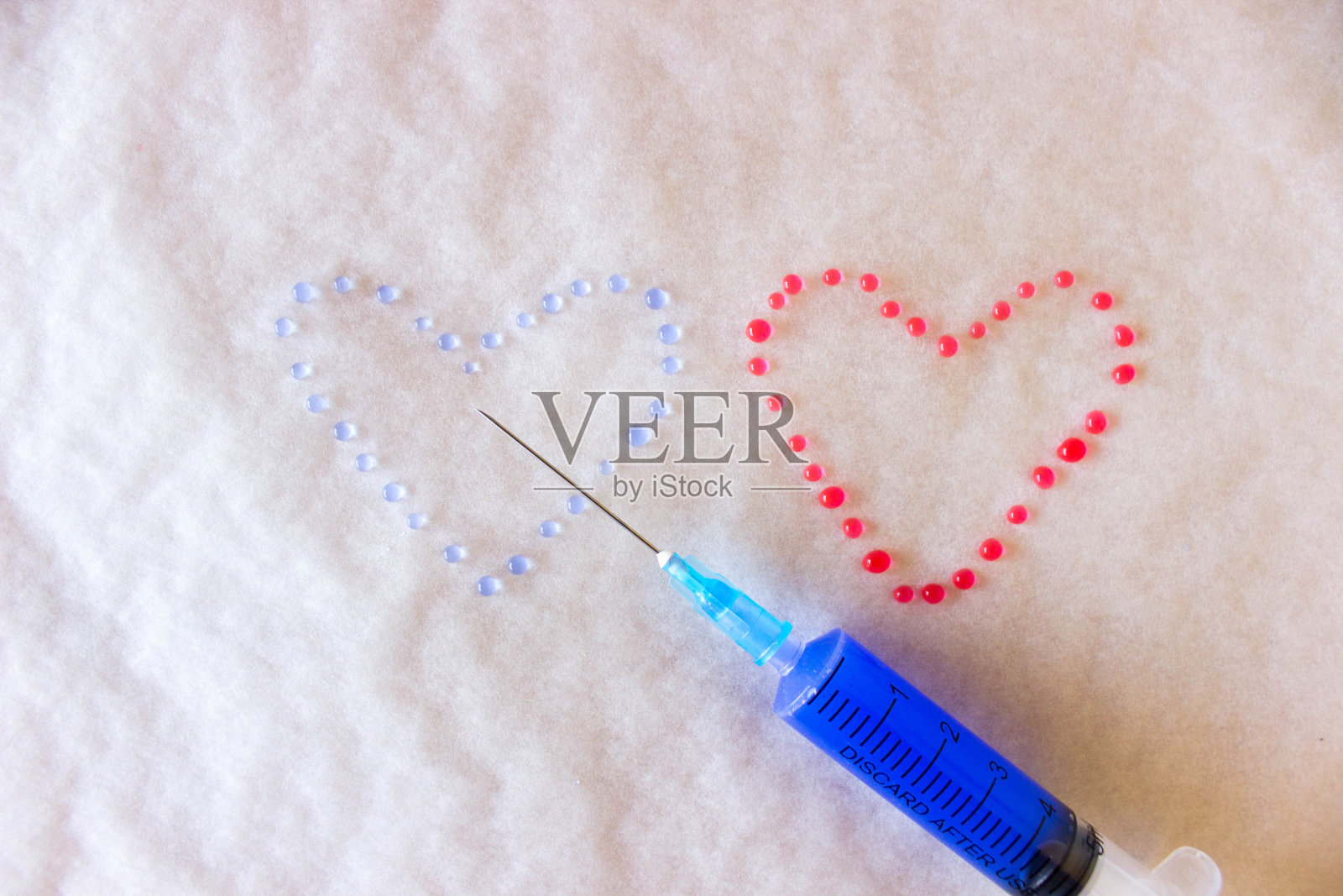 顶视图红色和蓝色的心在白色灰色的背景滴。免费空间。关心、爱和支持的概念。照片摄影图片