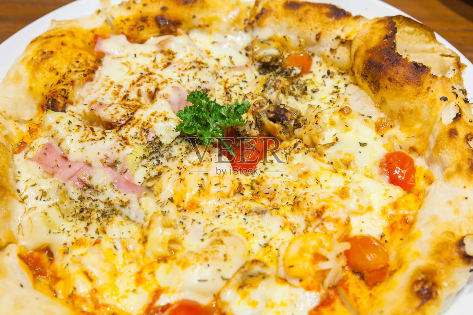 特写极端的奶酪烤披萨，意大利自制食谱的好味道，不健康的食物概念照片摄影图片