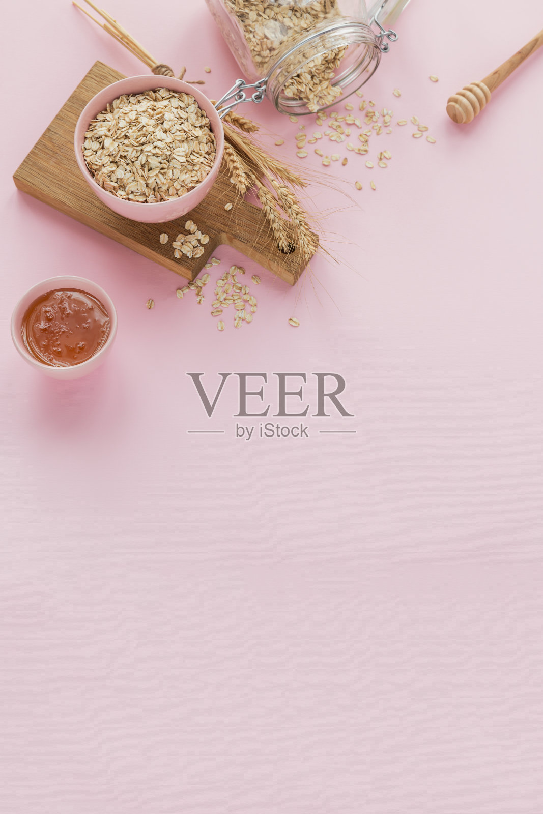 一碗有小麦穗的干燕麦片照片摄影图片