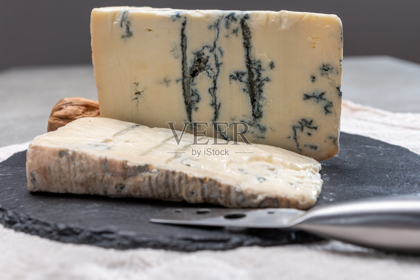 意大利米兰的戈尔根佐拉干酪，用牛奶制成的黄油或坚硬的蓝奶酪照片摄影图片