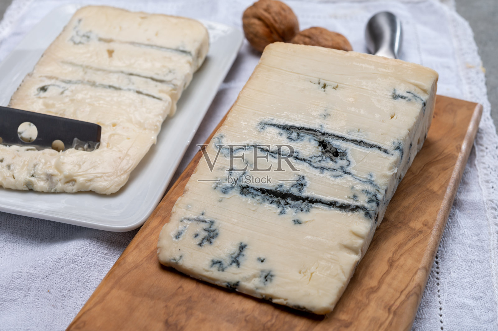 意大利米兰的戈尔根佐拉干酪，用牛奶制成的黄油或坚硬的蓝奶酪照片摄影图片