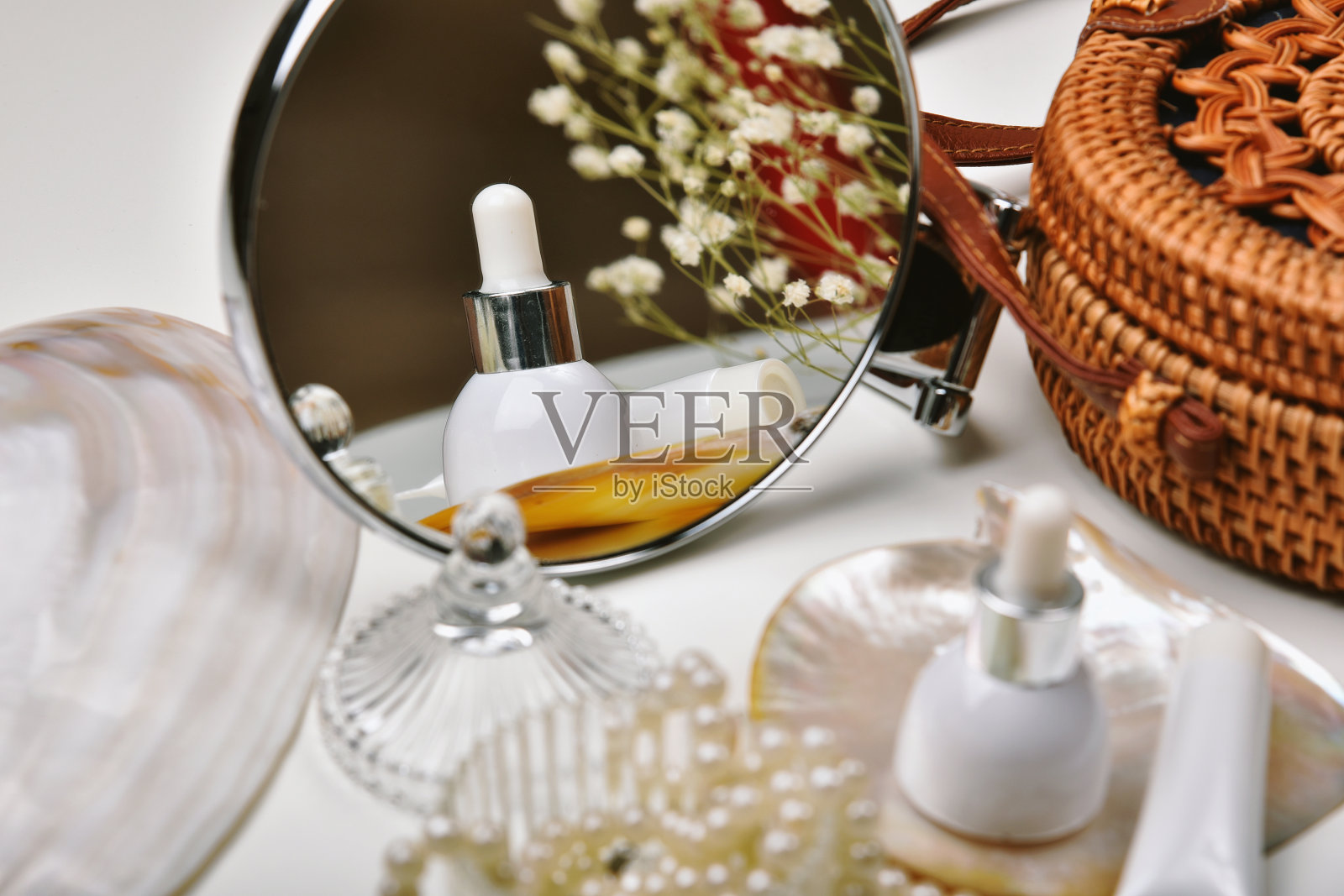 豪华化妆品和护肤品的梳妆台，化妆品容器与海洋珍珠提取精华，空白标签的有机品牌模型，天然美容产品。照片摄影图片