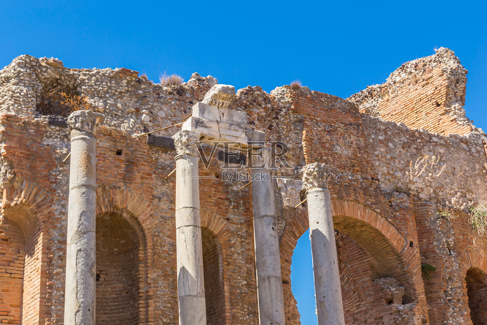风景优美的埃特纳山从陶尔米纳，西西里岛，意大利，欧洲。照片摄影图片