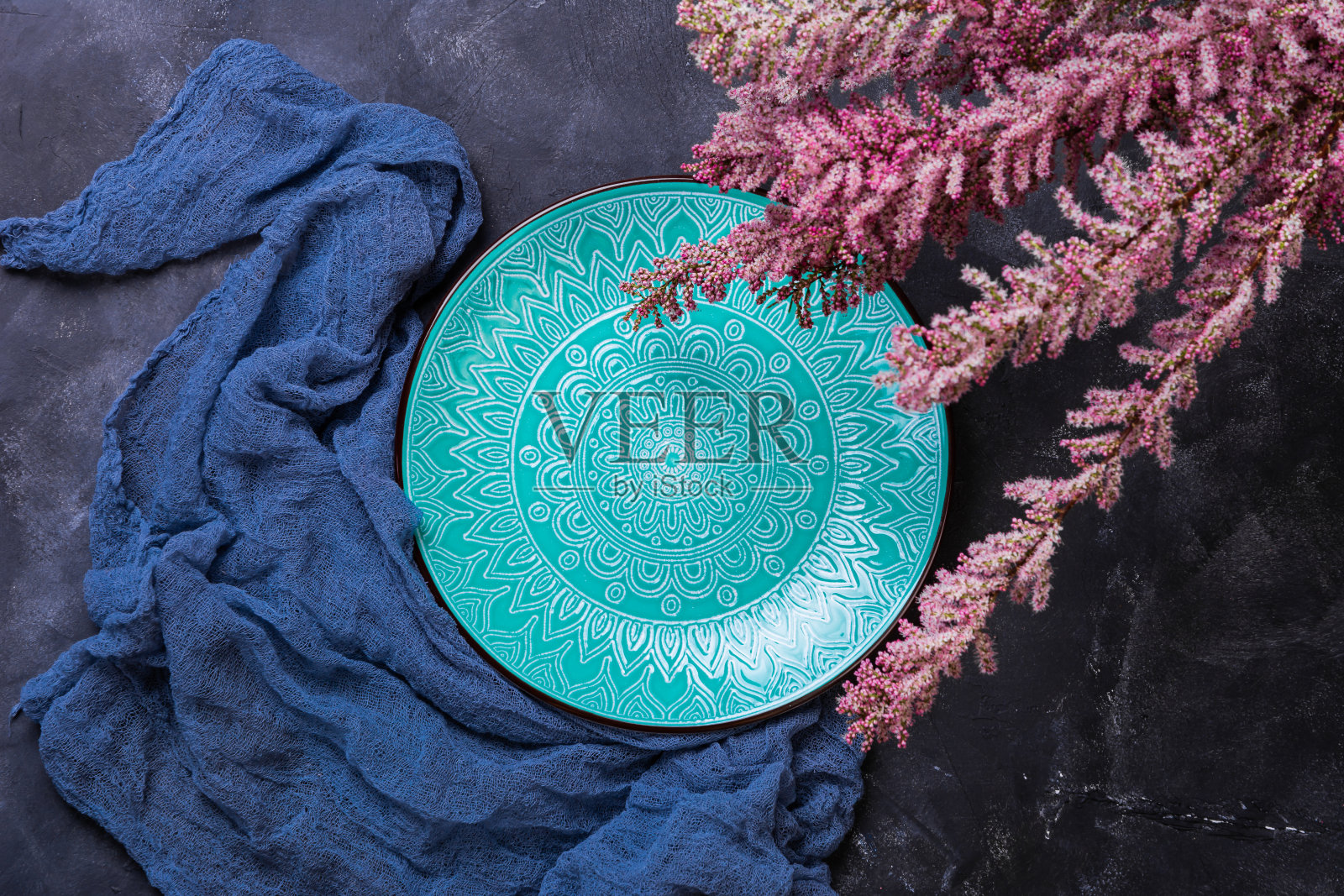 深灰色背景与红柳的分枝照片摄影图片