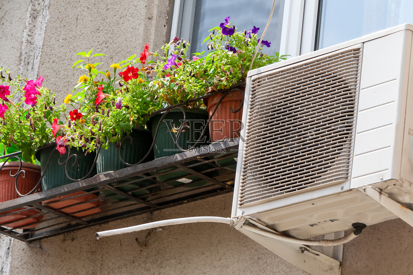 空调的外部块附在房子的一面墙上照片摄影图片