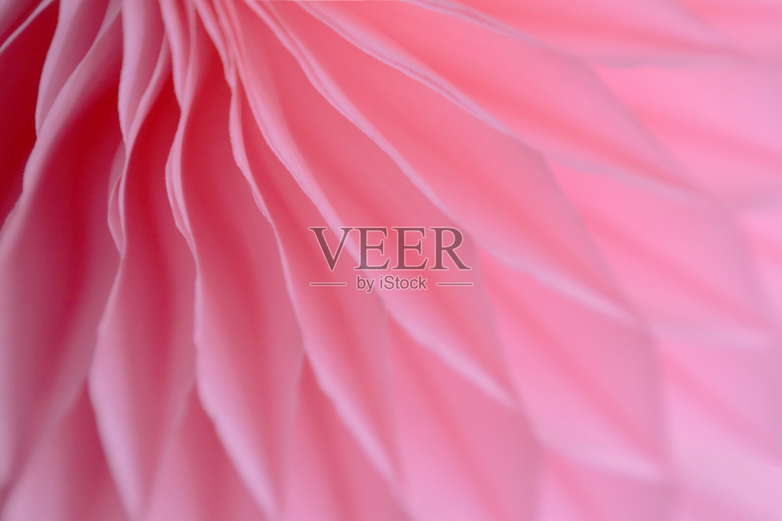 粉红色抽象背景与奇异的图案。柔和的线条过渡了明暗的阴影。柔焦照片。照片摄影图片