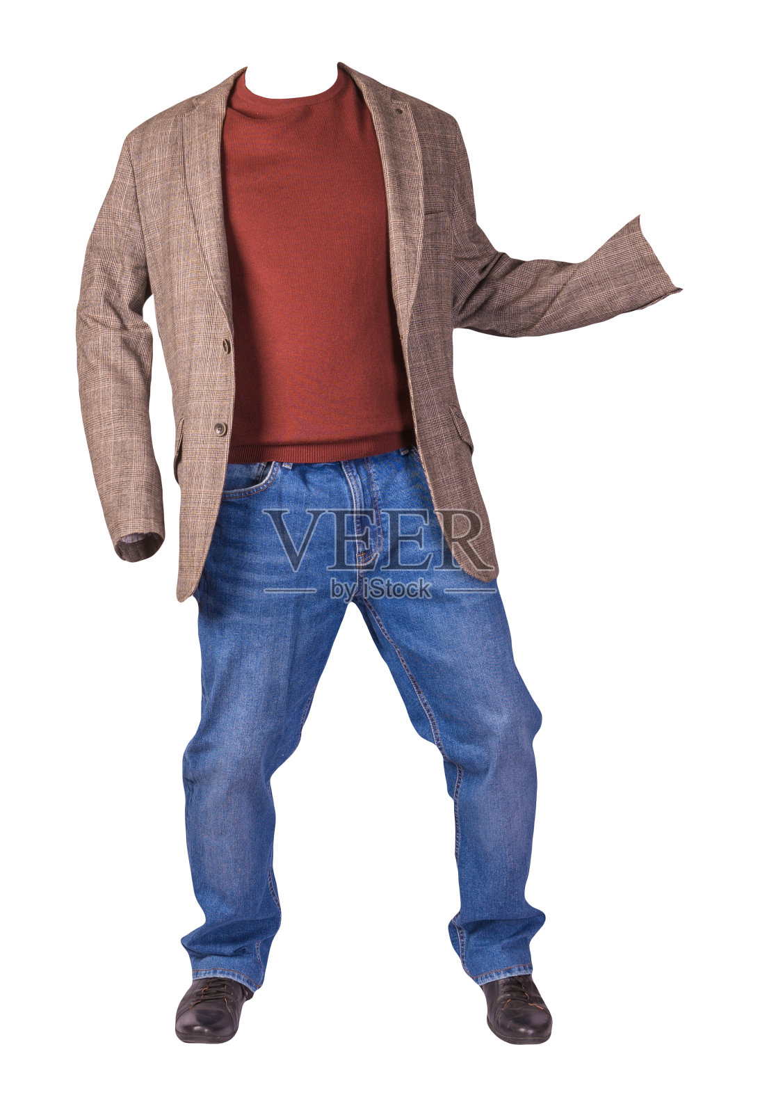 男式纽扣夹克、男式牛仔裤、皮鞋和一件衬衫孤立在白色背景上照片摄影图片