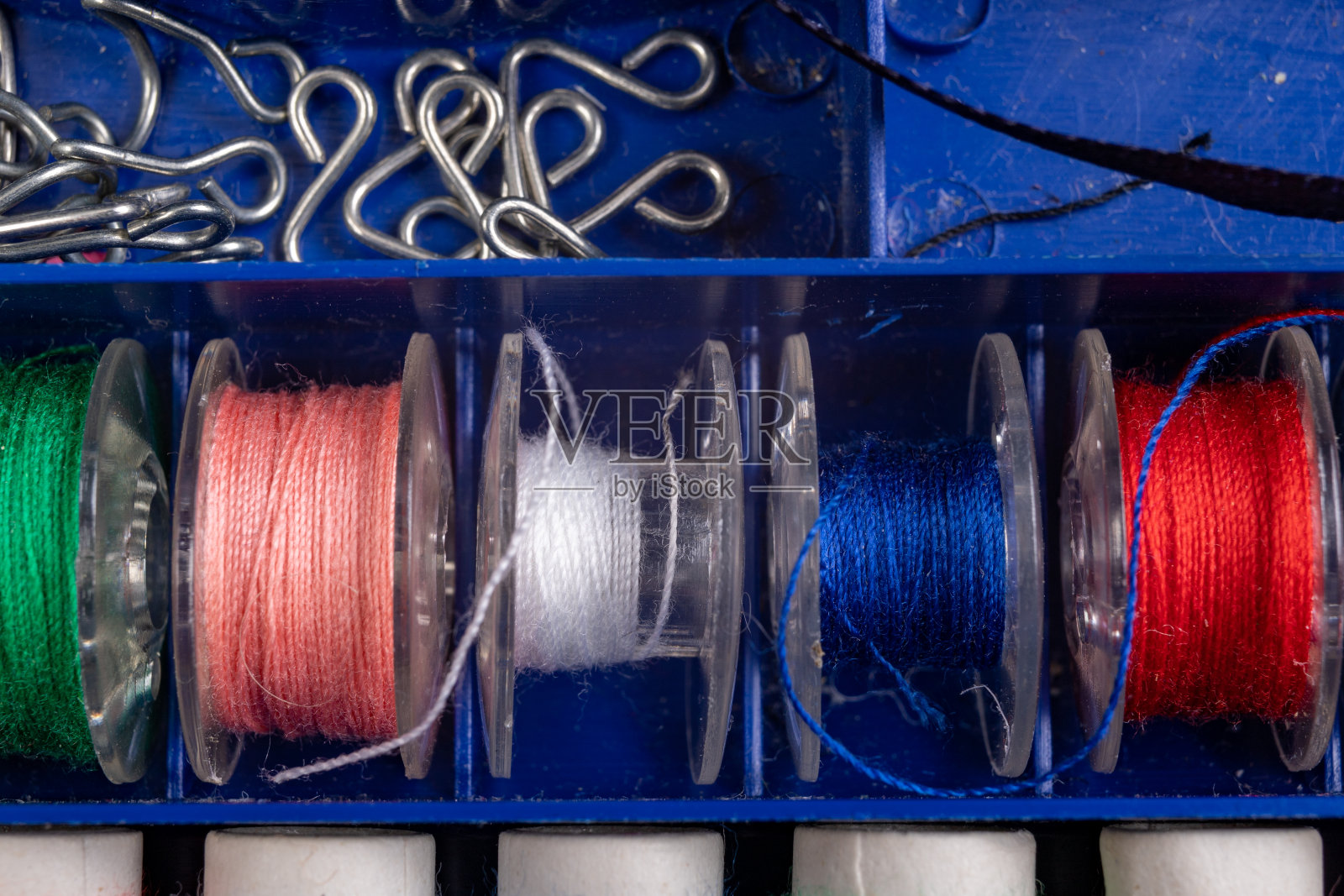 缝纫线和针。小裁缝的配件。光背景。照片摄影图片