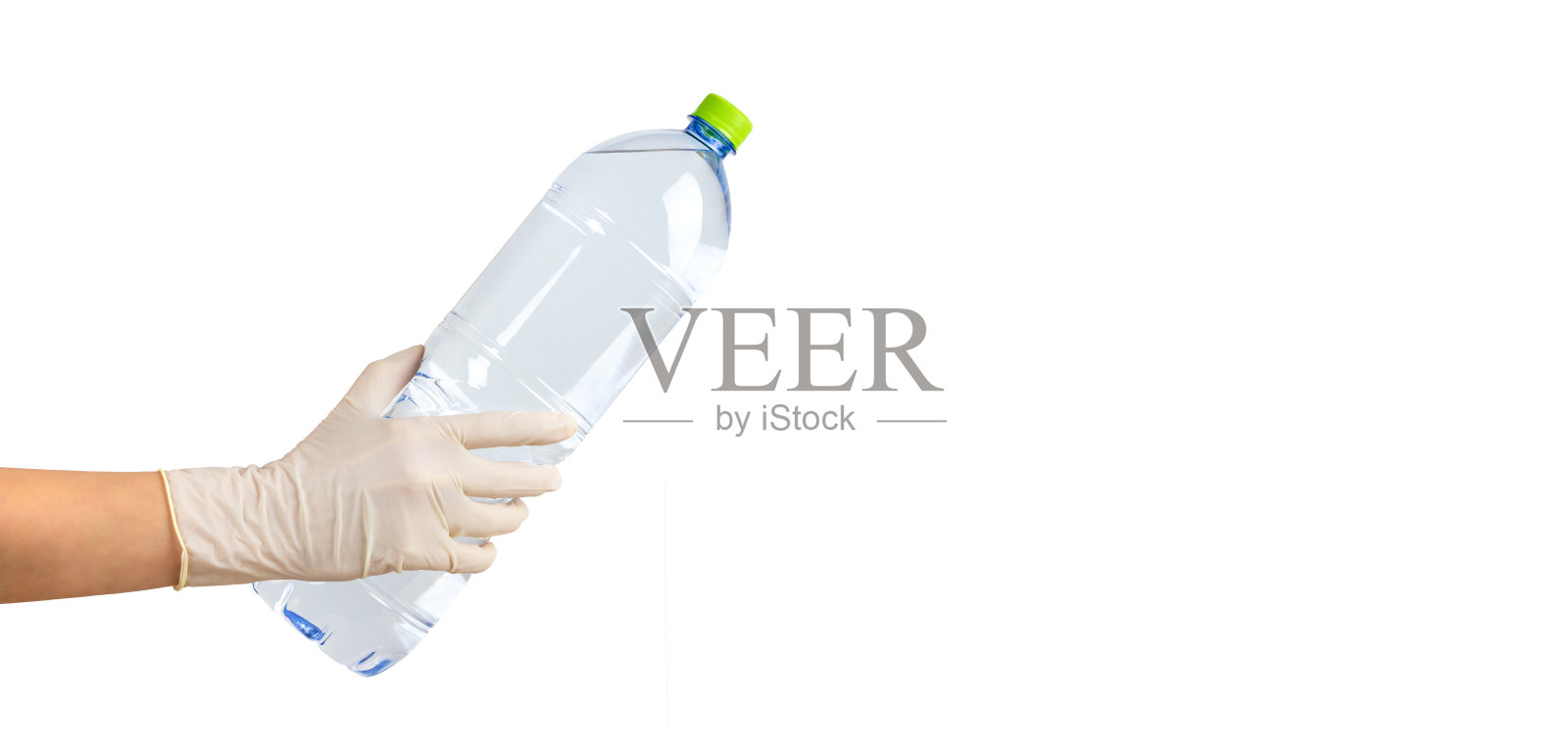 手掌上的塑料瓶水孤立在白色背景上。戴上防护手套。送货上门的理念，在冠状病毒大流行期间安全购物。横幅，模板，文本空间照片摄影图片
