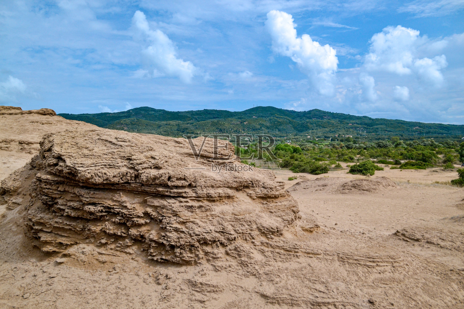 伊索斯是一个长长的、美丽的沙滩，有天然的沙丘和浅水。科孚岛，爱奥尼亚群岛，希腊。照片摄影图片