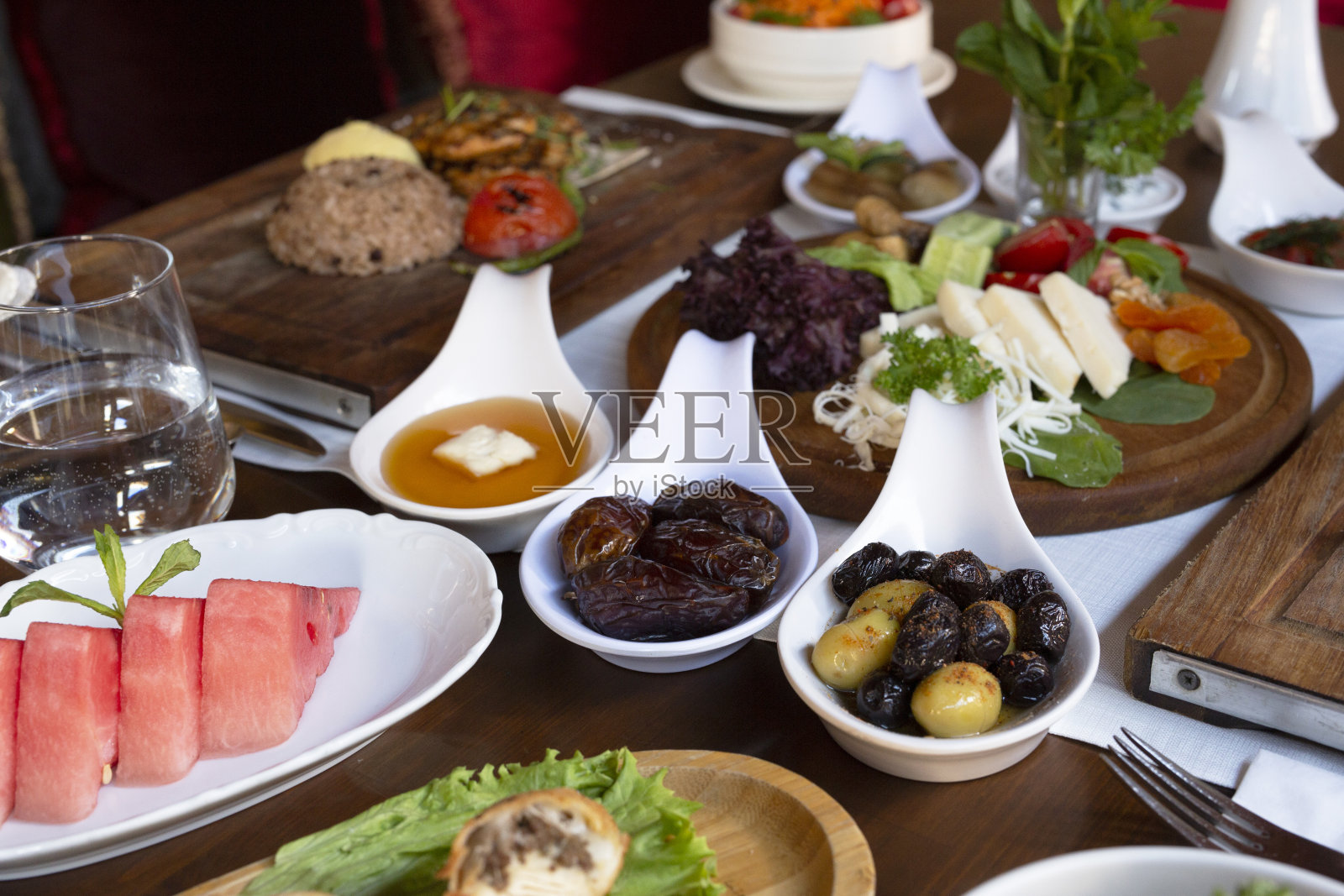 早餐就放在旁边的白色盘子里照片摄影图片