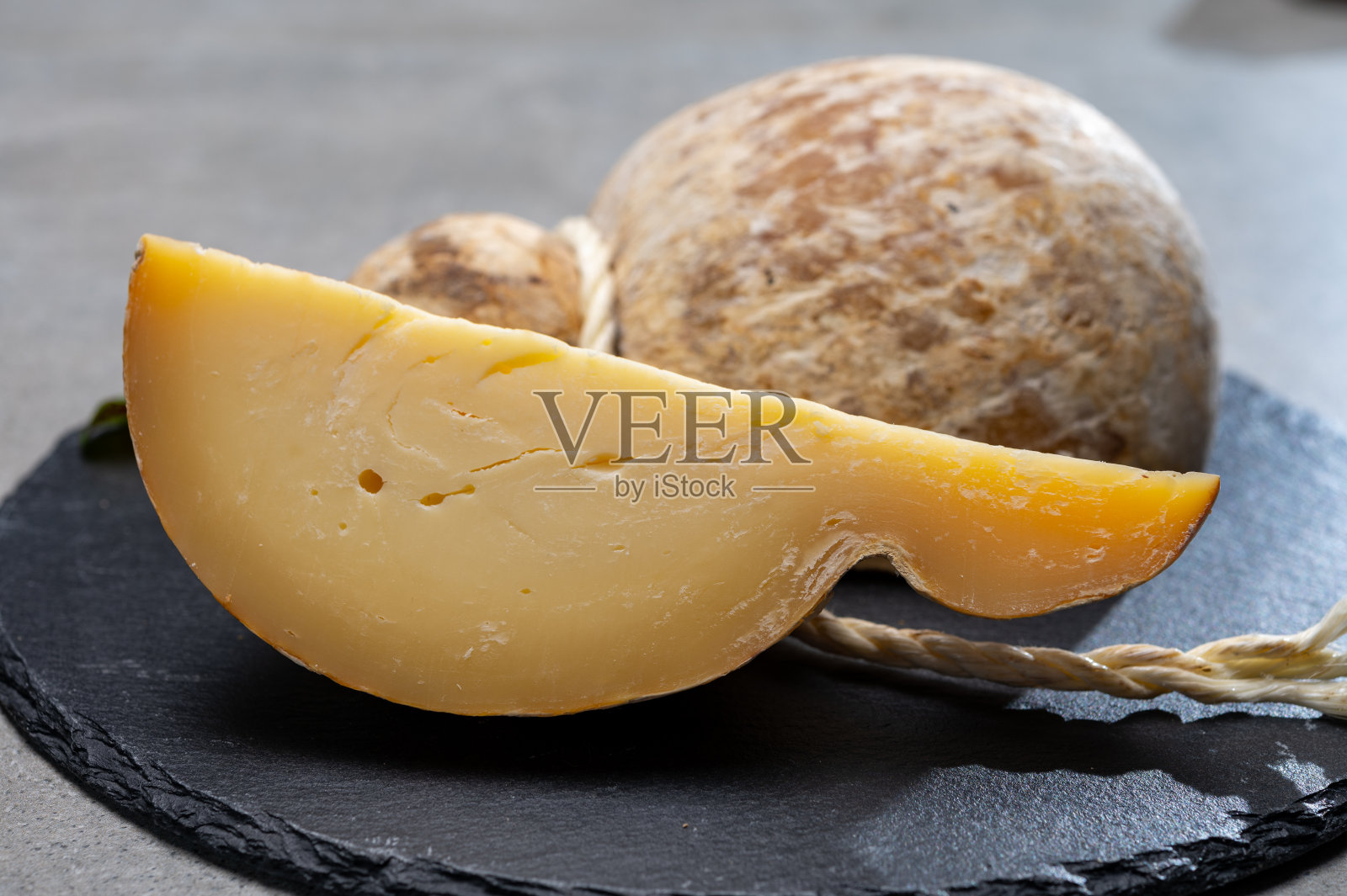 意大利半硬成熟的caciocavalo奶酪，手工制作，在阿普利亚地区的天然地下洞穴中陈酿照片摄影图片