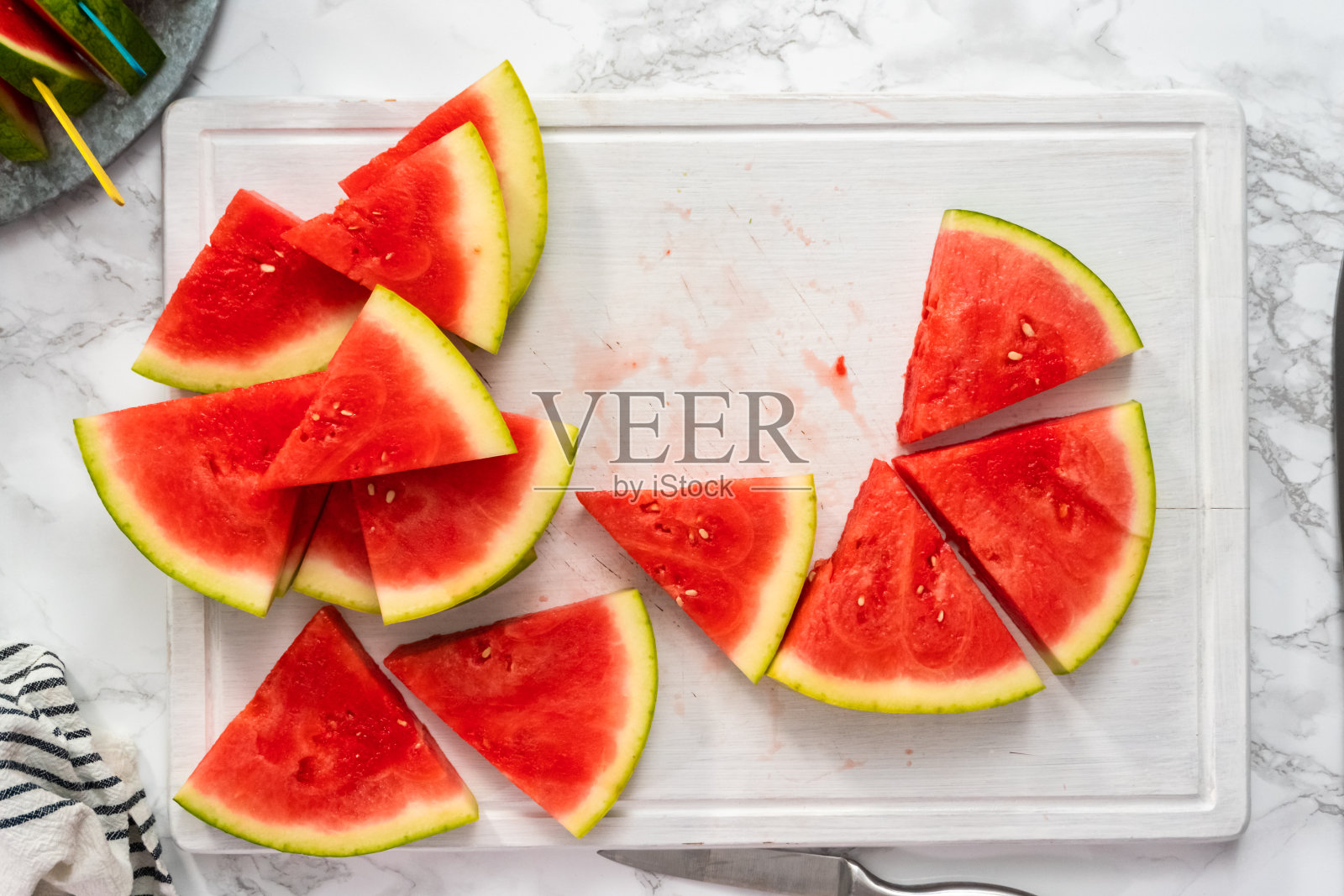 红色无籽西瓜片冰棍儿童。照片摄影图片