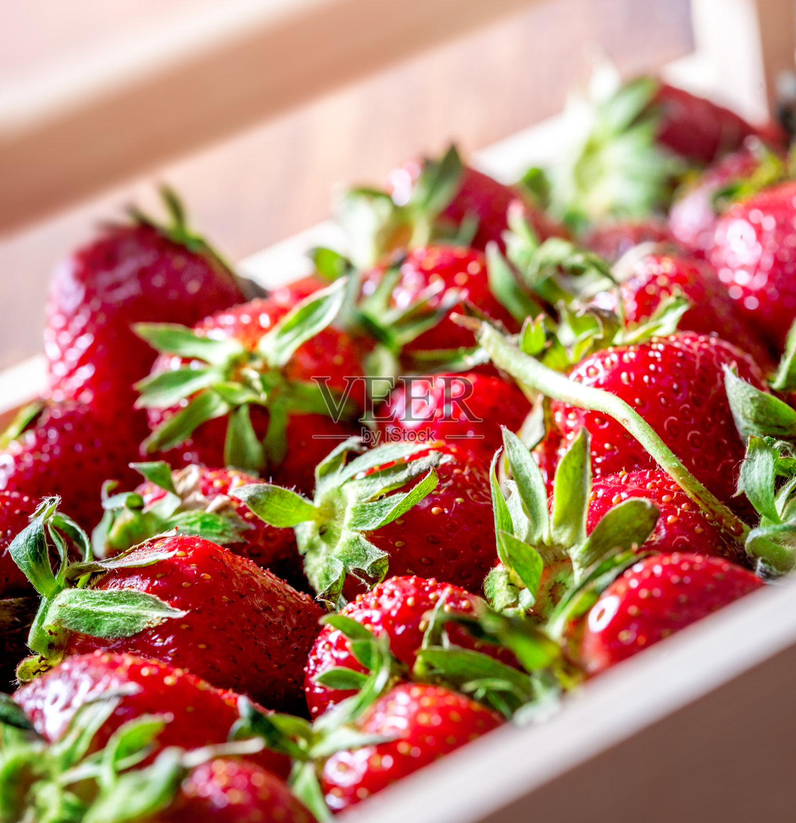 草莓新鲜的彩色特写选择性焦点安排在木箱照片摄影图片